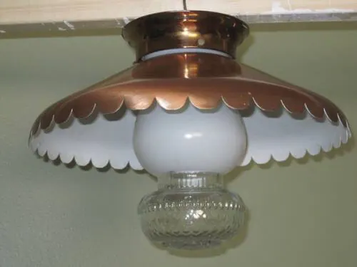 early american style light fixture