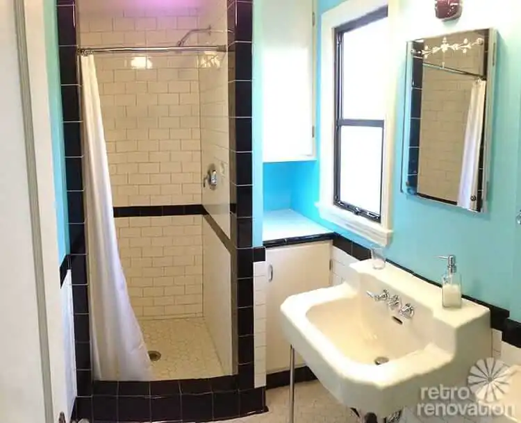 vintage-black-and-white-tiled-bathroom