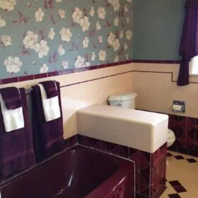 vintage-wallpapered-bathroom-maroon