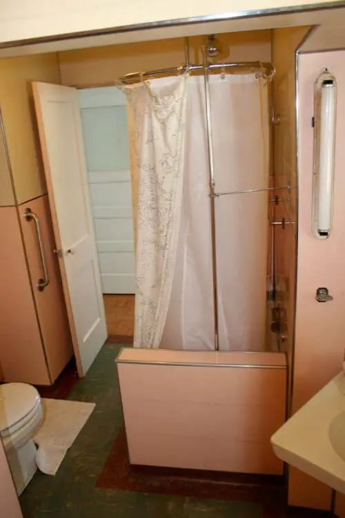 40s-pink-bathroom