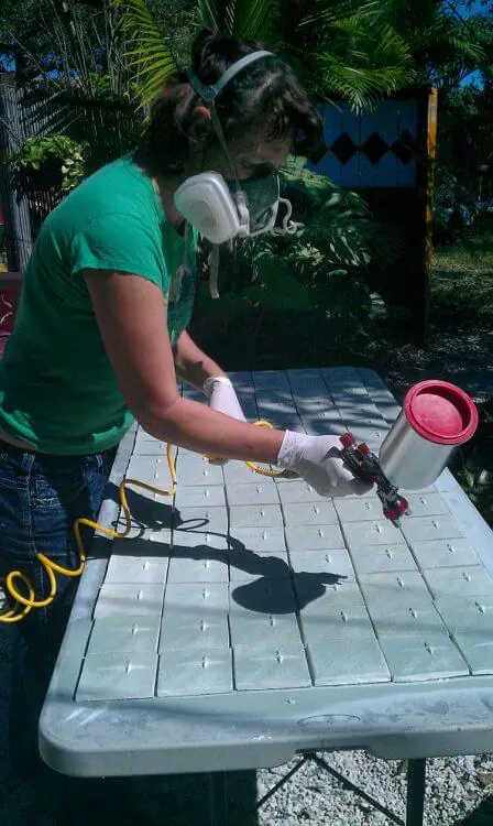 spraying-glaze-on-tiles