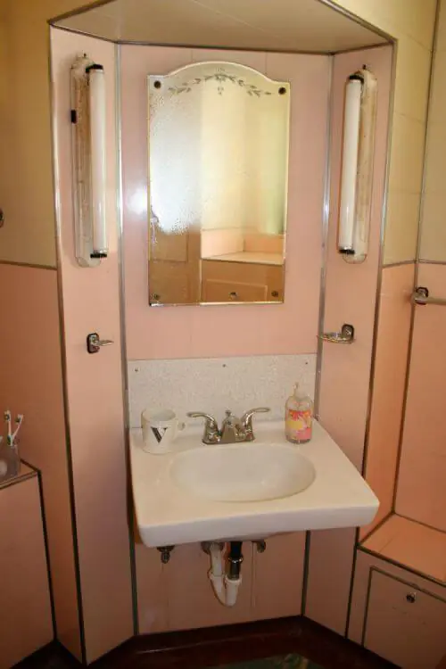 vintage-pink-and-white-bathroom