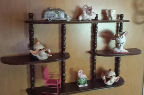 vintage-kitsch-shelf