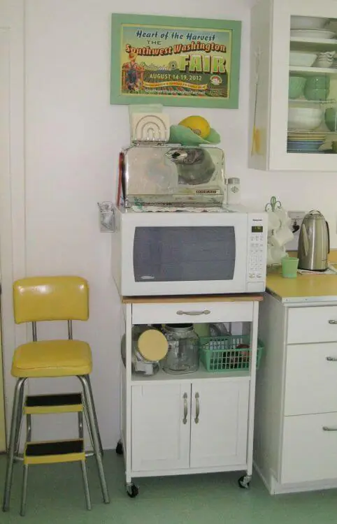 yellow-and-jadeite-kitchen