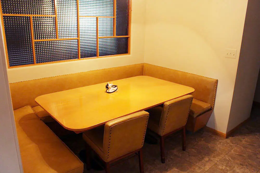 midcentury-banquette-eating-area