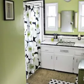 vintage-black-and-white-tile-bathroom