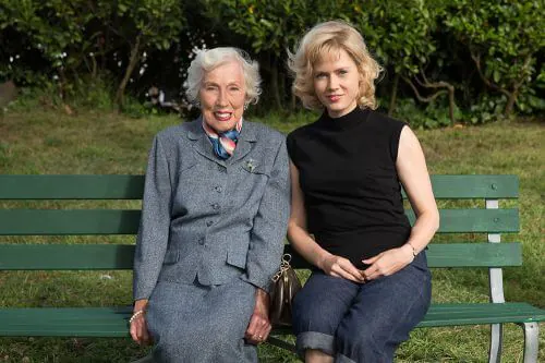 (L-R) MARGARET KEANE and AMY ADAMS on the set of BIG EYES. © 2014 The Weinstein Company. All rights reserved.