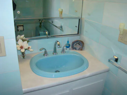 midcentury vintage bathroom