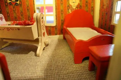vintage-dollhouse-furniture-6