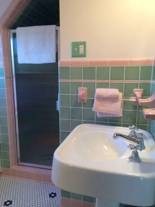 vintage green and pink bathroom
