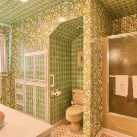 1970s wallpapered bathroom