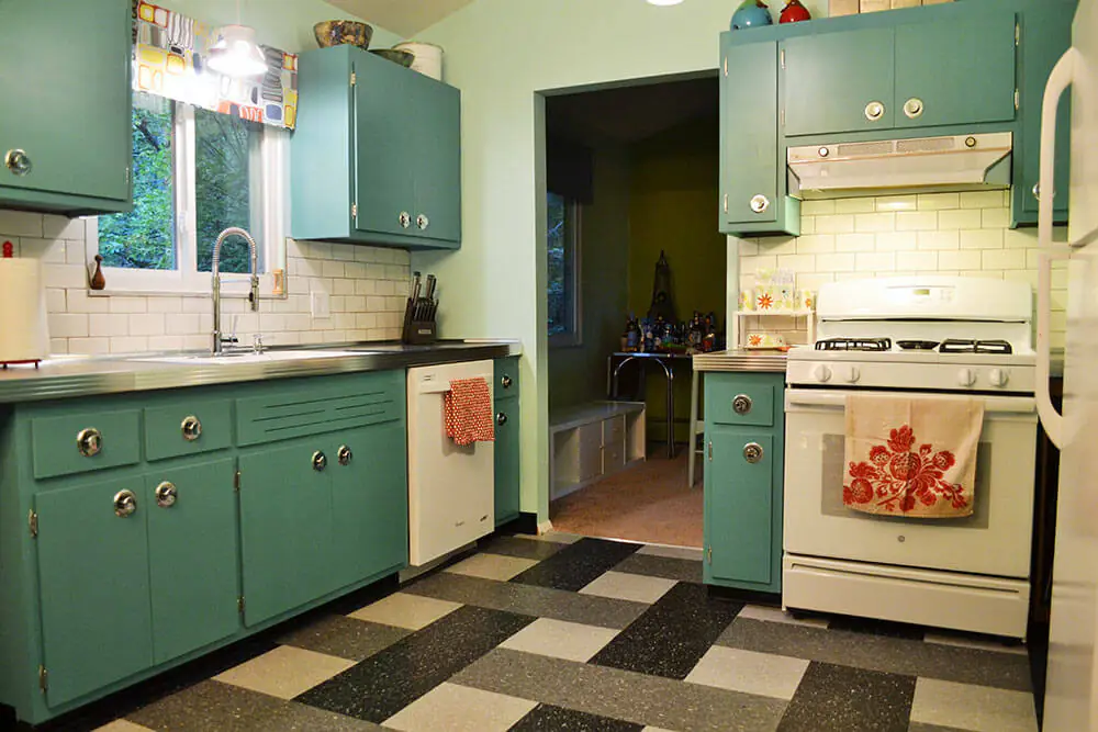 kitchen cabinets painted with Annie Sloan chalk paint