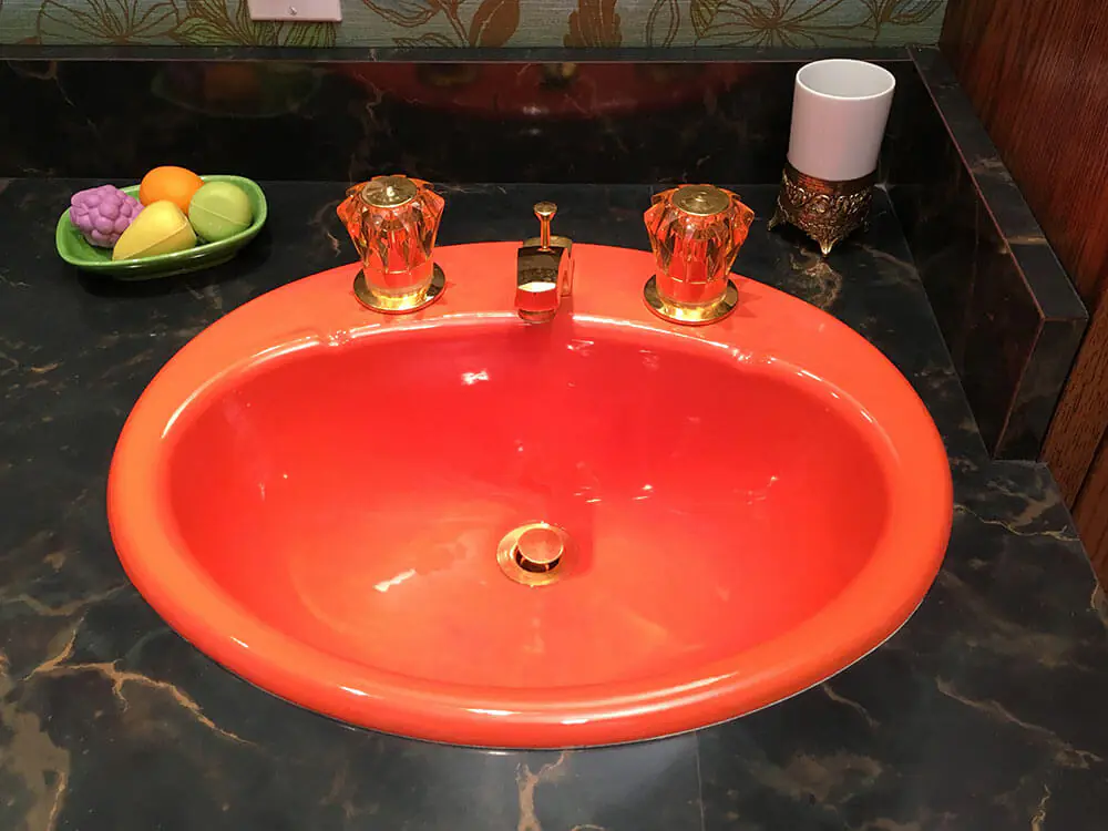 1970s bathroom retro