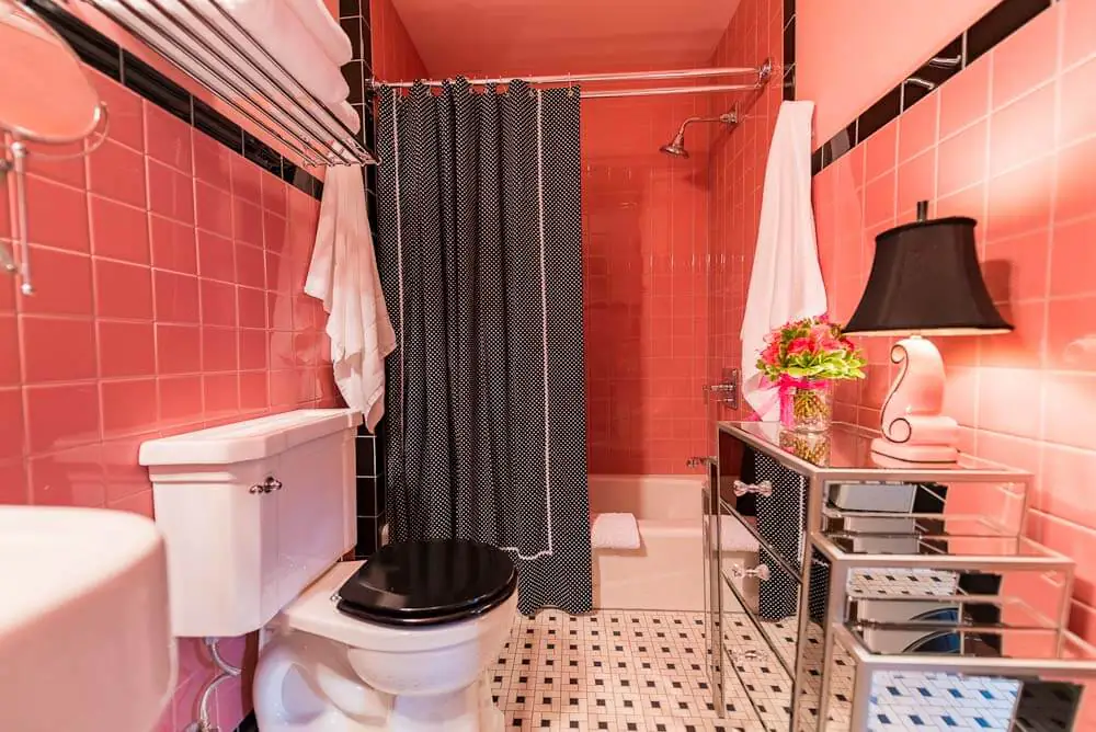 deco style pink and black bathroom 