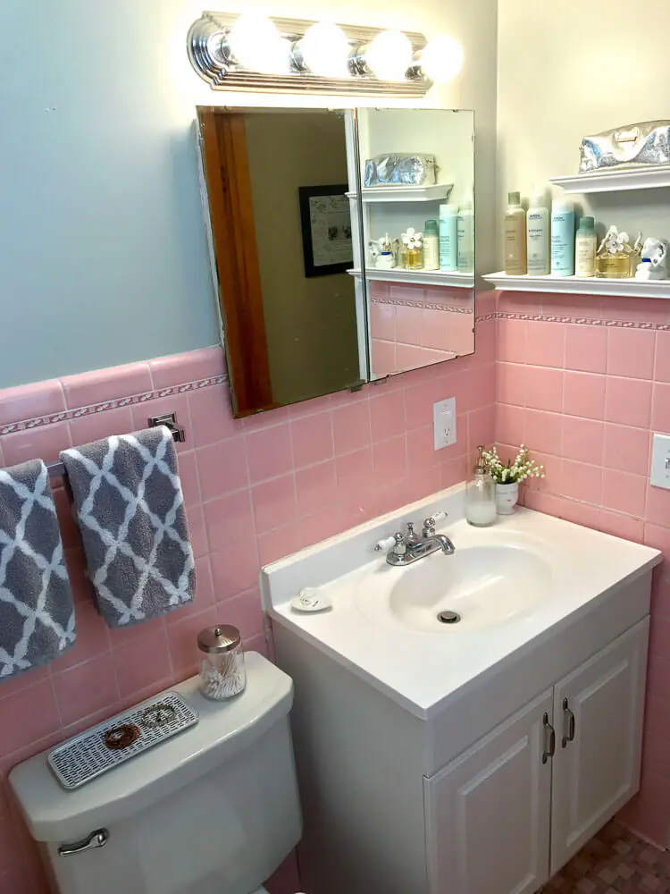 beautiful vintage pink bathroom 