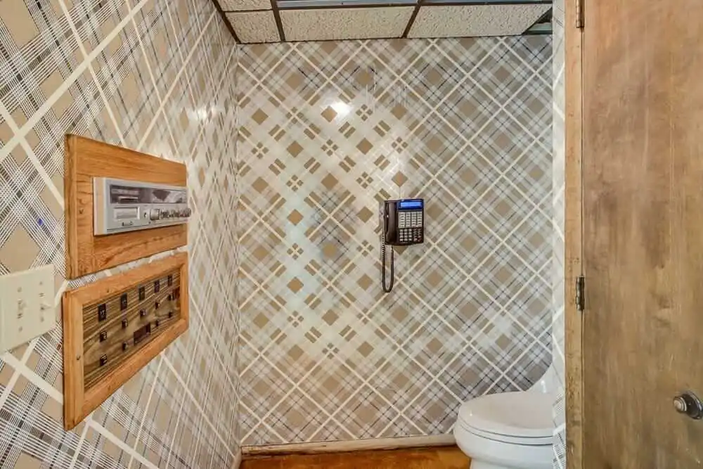 metallic wallpaper in bathroom
