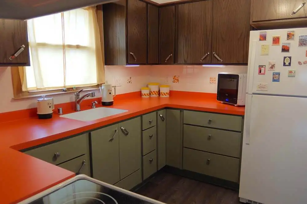 brady bunch style kitchen